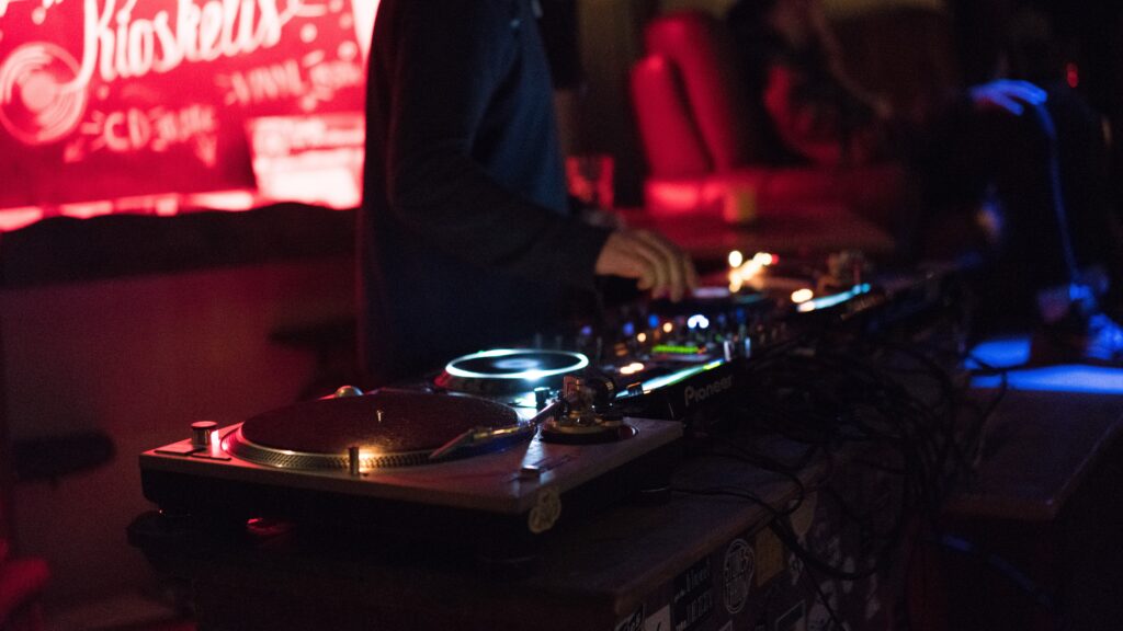【渋谷でDJパーティー】貸切でDJができるお店8選！音響機器完備でプライベート空間を演出！